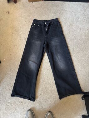 Black Wide-Leg Women’s Jeans